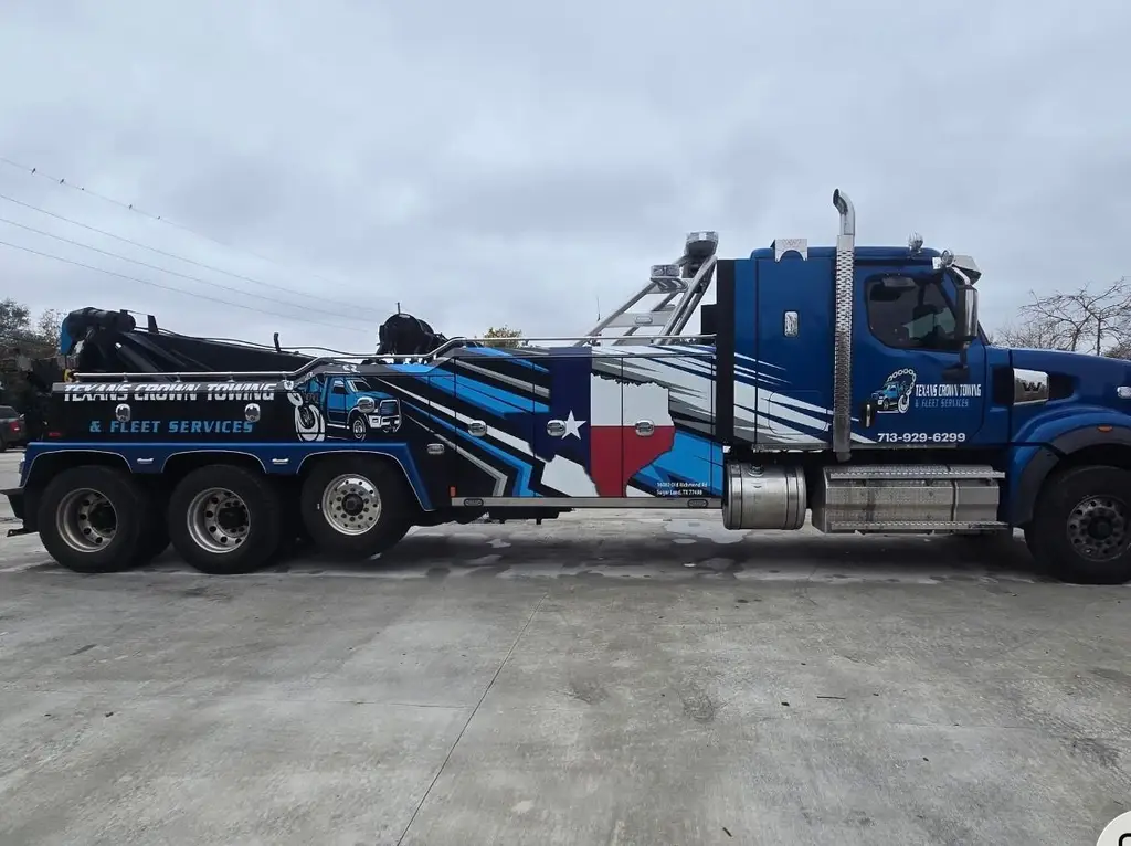 Heavy-duty wrecker with Texas flag graphics