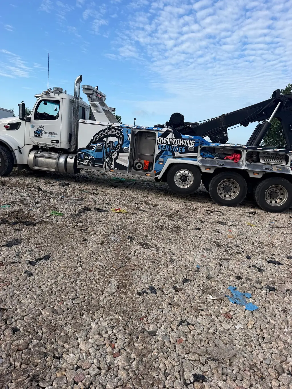 Heavy wrecker with underlift on a gravel lot